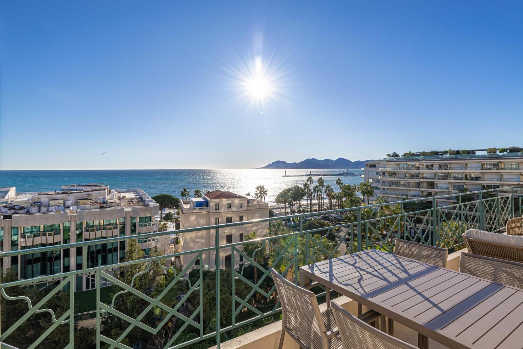 Appartement 1974 - Luxurious 3 Bedrooms - Sea View & Parking Cannes