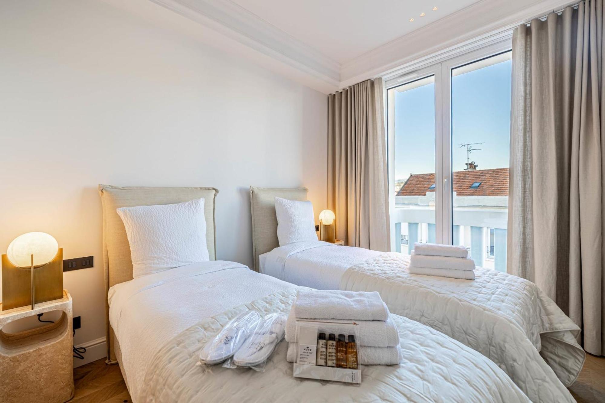 1974 - Luxurious 3 Bedrooms - Sea View & Parking